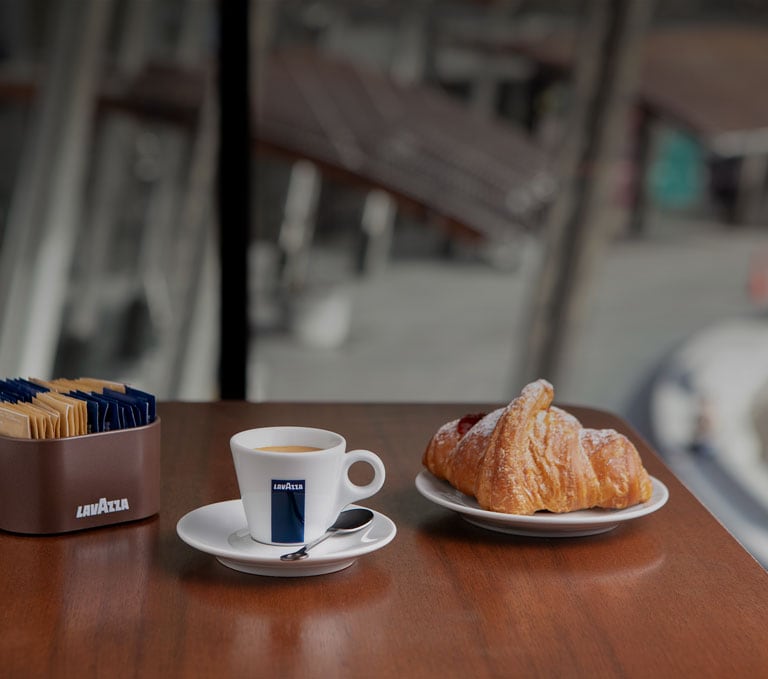 https://www.lavazza.com.au/content/dam/lavazza-athena/b2c/stories/article/coffee-secrets/traditional-italian-breakfast/hero/m-Traditional-italian-breakfast.jpg